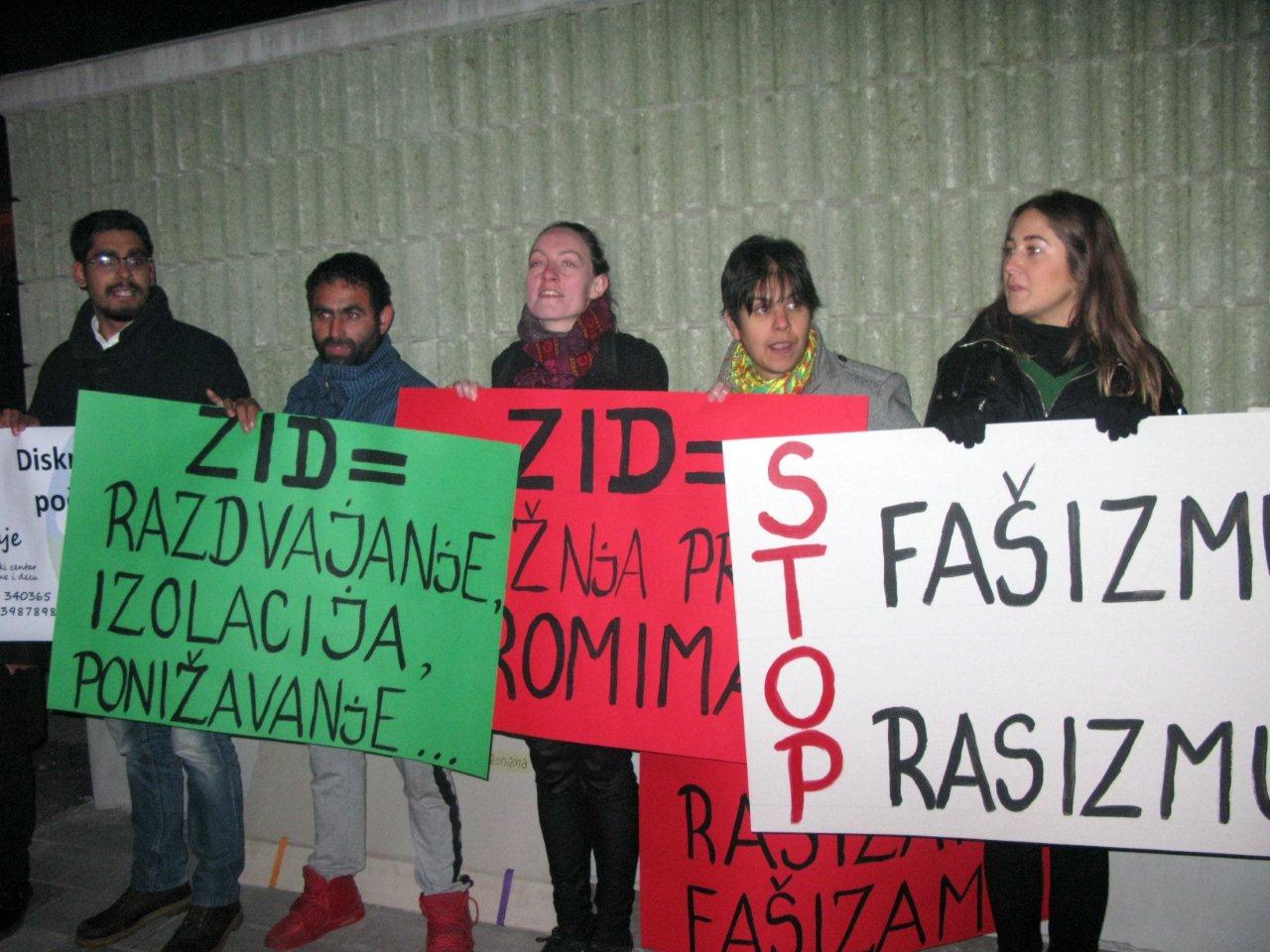 Protest kod zida oko romskog naselja Marko Orlović